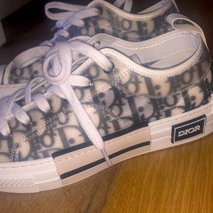 Size 7.5 Dior B23 sneaker